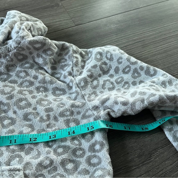 Pottery Barn Kids Cheetah Print Grey Pullover Hooded Towel Coverup Size Medium - Picture 6 of 7